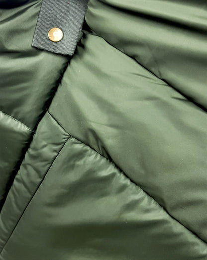 Detalle del Bolso origami acolchado en tono verde militar que Luci Collection te propone para este otoño-invierno