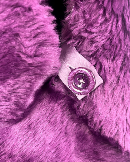 detalle del cierre del Bolso de pelo en color morado y forro rosa de Luci Collection