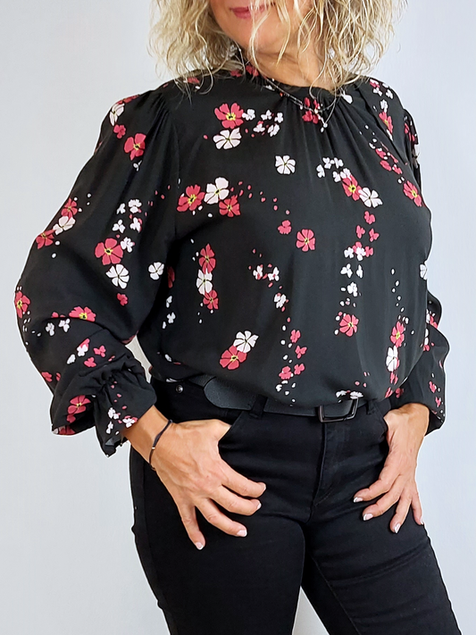 Blusa romántica con estampado floral de Luci Collection