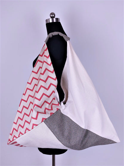 Bolso origami de Patchwork con tejidos en crudo y marrón, con motivos de rayas y chevron en rojos