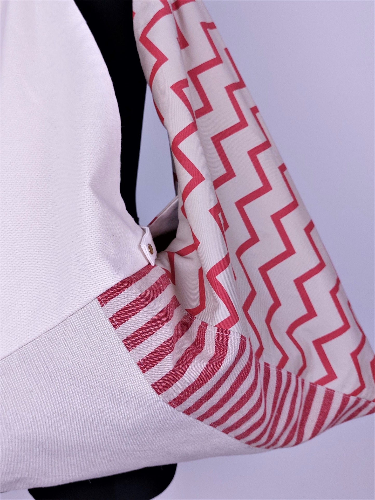 Detalle de los motivos de rayas y chevron en tonos rojos del Bolso origami de Patchwork en Luci Collection