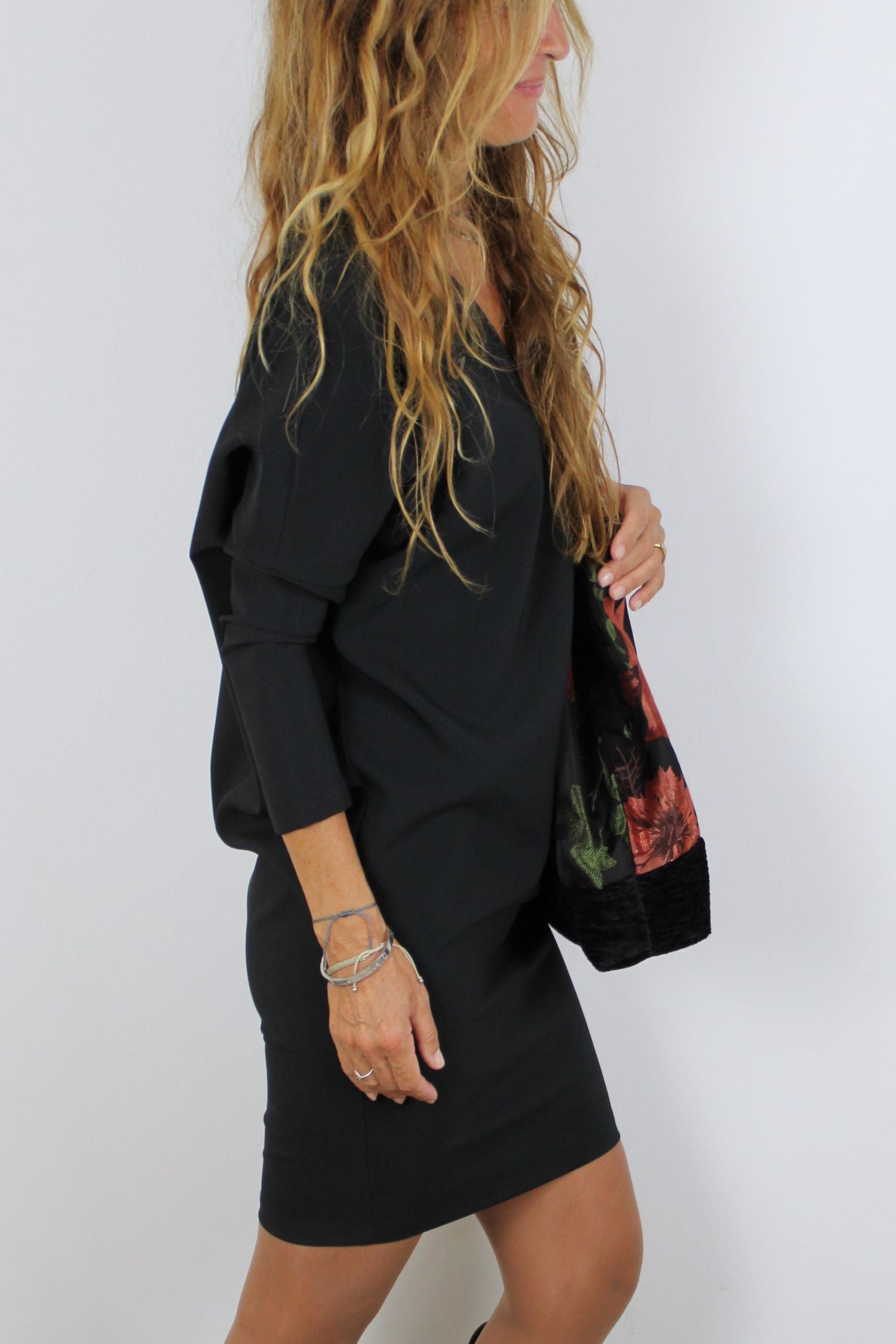 Vestido corto en negro  con escote en pico de Luci Collection