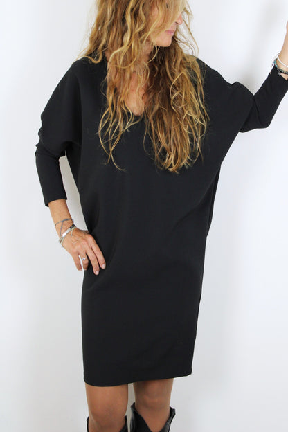Luci Collection te presenta un Vestido corto en negro  con escote en pico