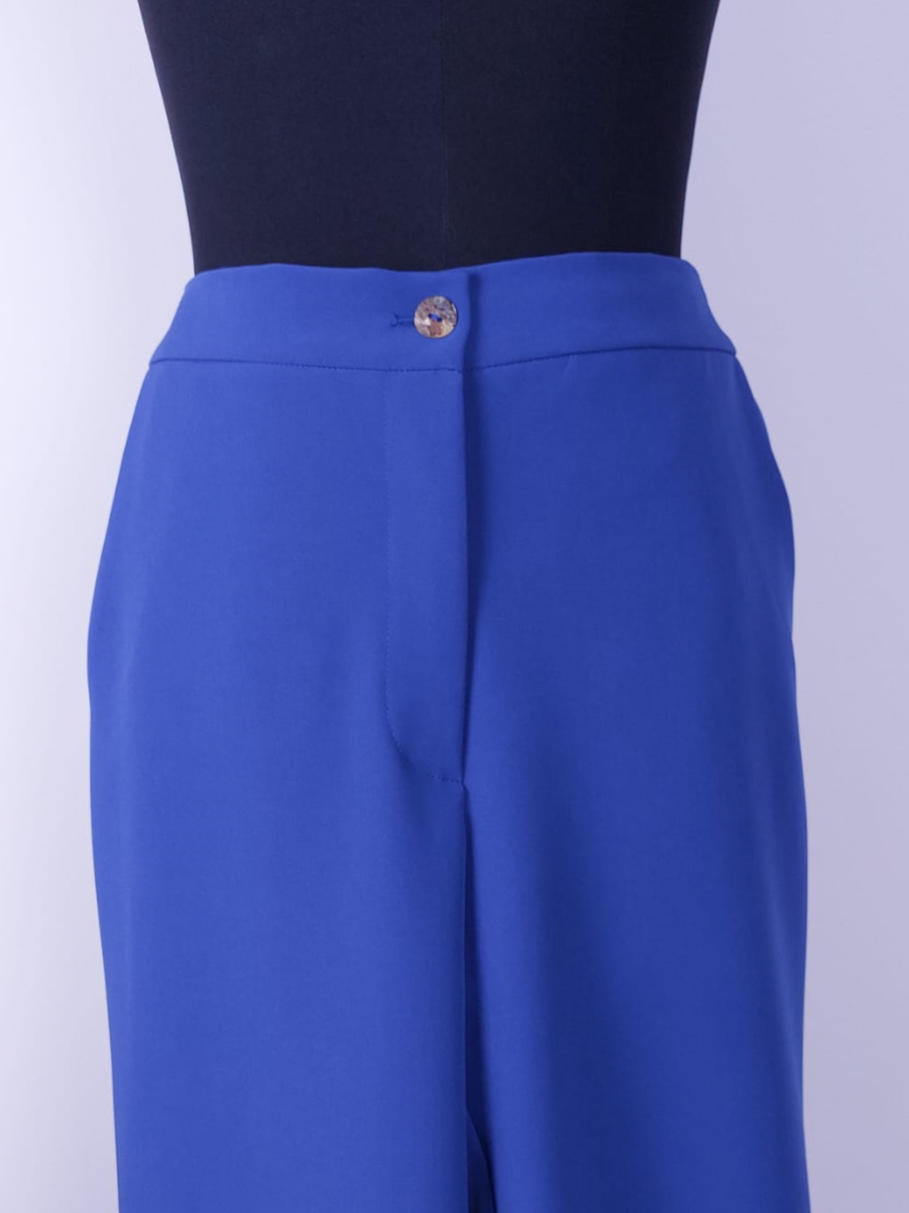 Detalle del pantalón en color azul de Luci Collection