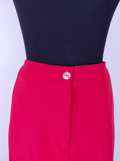Detalle del pantalón de vestir en color rojo de Luci Collection