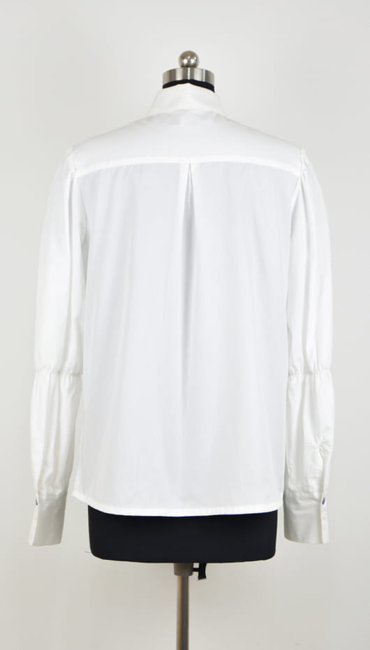 Espalda de la Camisa con mangas fruncidas en el codo, con canesú y fuelle de Luci Collection