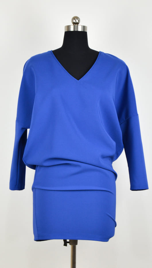 Vestido corto en azul  con escote en pico