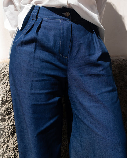 Detalle de los Pantalones de tejano de verano con pata ancha, tipo pirata o corsario, con pliegues en la cintura